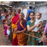 Eagerly awaiting the Jagadguru outside the Sri Guruavayoorappan Bhakta Samajam Eagerly awaiting the Jagadguru outside the Sri Guruavayoorappan Bhakta Samajam