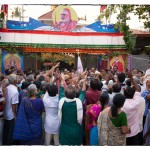 The Jagadguru blessing devotees as He leaves Sri Guruavayoorappan Bhakta Samajam The Jagadguru blessing devotees as He leaves Sri Guruavayoorappan Bhakta Samajam