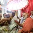 The titular Maharaja of Travancore, Sri Moolam Thirunal Rama Varma, welcoming the Jagadguru as State Guest by offering the Venkotta Kuda or Shweta Chatra, an official honour from the Kerala State Government